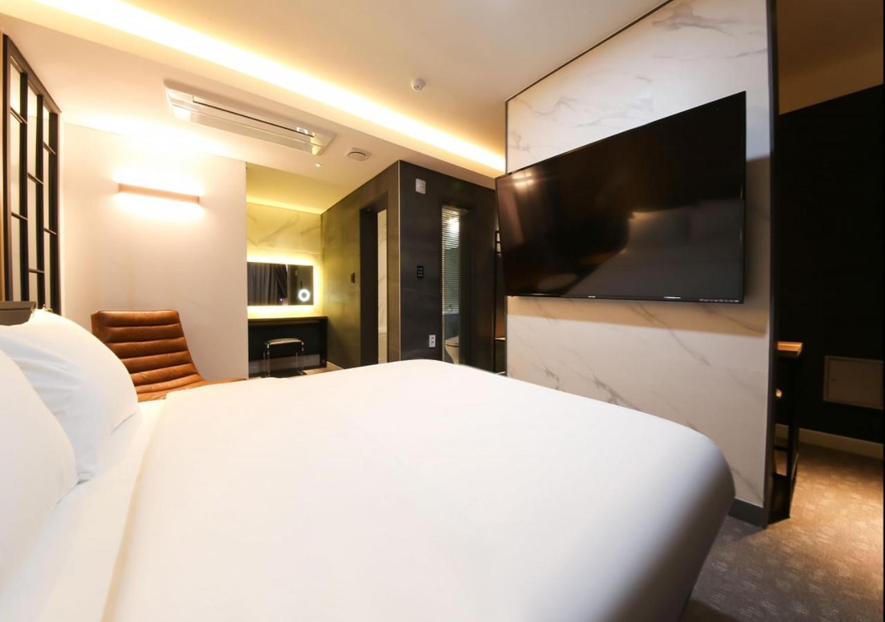 West In Hotel Йосу Экстерьер фото